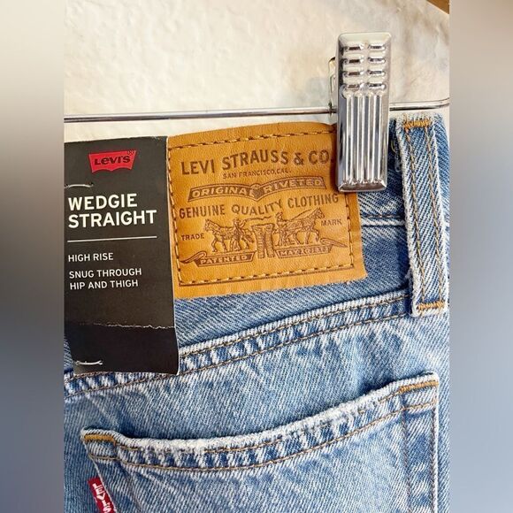 Levi Premium Wedgie Straight Distressed Denim Size 25. NWT - Picture 5 of 8